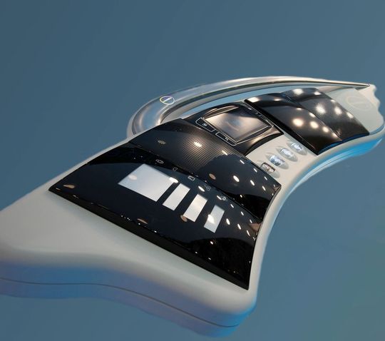 Interior-Trends im Automobil bedienen: Covestro hat einen Display- und Oberflächendemonstrator konstruiert, um die verschiedenen Aspekte aktueller Folienentwicklungen für den Autoinnenraum zu erläutern. Der Demonstrator wird auf der „Folien + Fahrzeug“-Tagung 2017 in Bad Kissingen sowie dem VDI-Kongress „Kunststoffe im Automobilbau“ in Mannheim ausgestellt. Interior-Trends im Automobil bedienen: Covestro hat einen Display- und Oberflächendemonstrator konstruiert, um die verschiedenen Aspekte aktueller Folienentwicklungen für den Autoinnenraum zu erläutern. Der Demonstrator wird auf der „Folien + Fahrzeug“-Tagung 2017 in Bad Kissingen sowie dem VDI-Kongress „Kunststoffe im Automobilbau“ in Mannheim ausgestellt.