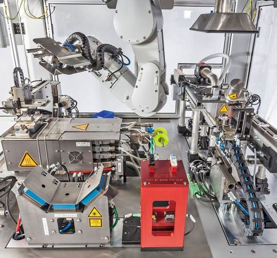 Ein in der Eutect-Lötzelle kopfüber montierter Sechs-Achs-Roboter maximiert die Anwendungsmöglichkeiten bei minimalem Raumbedarf. Ein in der Eutect-Lötzelle kopfüber montierter Sechs-Achs-Roboter maximiert die Anwendungsmöglichkeiten bei minimalem Raumbedarf.