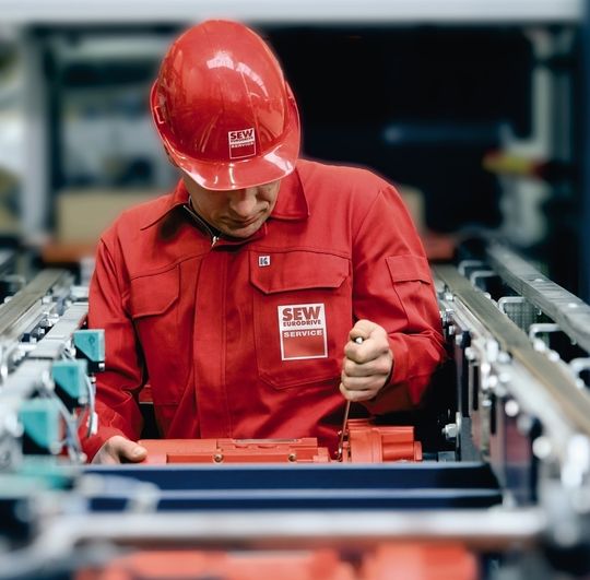 Service rund um die Uhr: Das CDM-Instandhaltungsmanagement macht’s möglich. (Bild: SEW-Eurodrive) Bild: SEW Service rund um die Uhr: Das CDM-Instandhaltungsmanagement macht’s möglich. (Bild: SEW-Eurodrive) Bild: SEW