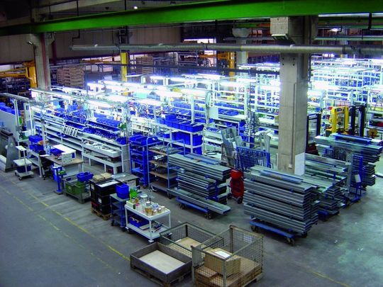 Nach der Optimierung des Materialflusses in einem Montagebetrieb werden die Materialien auftragsbezogen aus einem zentralen Lagersystem kommissioniert. Dabei sanken der Flächenbedarf um 18% und die Materialbestände um 26%. Bild: U2 Nach der Optimierung des Materialflusses in einem Montagebetrieb werden die Materialien auftragsbezogen aus einem zentralen Lagersystem kommissioniert. Dabei sanken der Flächenbedarf um 18% und die Materialbestände um 26%. Bild: U2