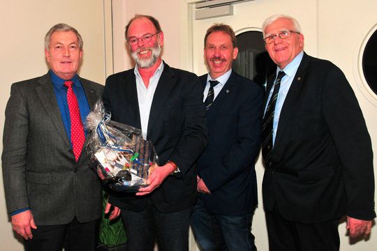 Jahrzehntelanges Engagement: (v.li.) Johann Bremmenkamp (stellv. Obermeister), Dieter Mund (Lehrer), Hans-Wilhelm Ehlers (Lehrlingswart) und Hans-Joachim Puhl (Obermeister).