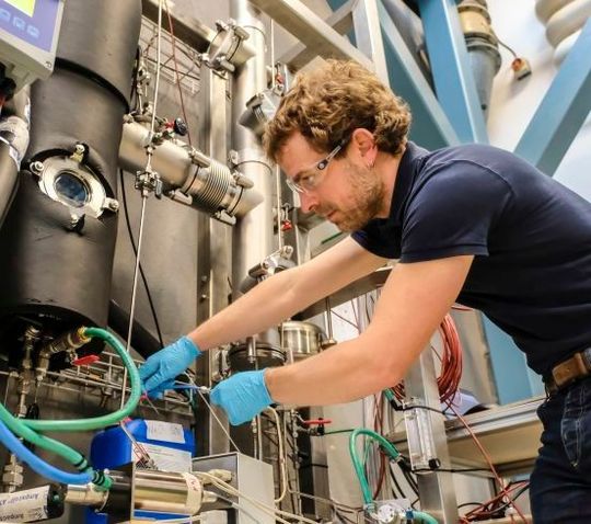 Benjamin Fumey an seiner Versuchsanlage im Empa-Labor. Seit Herbst 2016 funktioniert der Wärmezyklus zuverlässig. Benjamin Fumey an seiner Versuchsanlage im Empa-Labor. Seit Herbst 2016 funktioniert der Wärmezyklus zuverlässig.