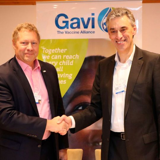 Gavi-Vorstandsvorsitzender Dr. Seth Berkley (l.) und Frank Appel, Vorstandsvorsitzender Deutsche Post DHL Group, besiegeln die Partnerschaft. Gavi-Vorstandsvorsitzender Dr. Seth Berkley (l.) und Frank Appel, Vorstandsvorsitzender Deutsche Post DHL Group, besiegeln die Partnerschaft.
