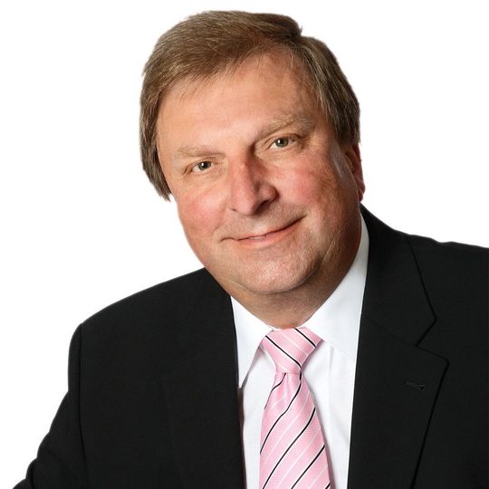 Johann Weber, CEO der Zollner Elektronik AG: „Wir beschäftigen uns seit langem intensiv mit Industrie 4.0. Die verbesserte Durchgängigkeit, Transparenz und Beherrschbarkeit der Prozesse sind der Mehrwert für unsere Kunden.“