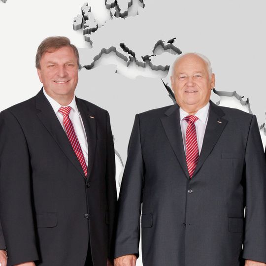 Johann Weber (l.), Vorstandsvorsitzender und Manfred Zollner (r.) Aufsichtsratsvorsitzender der Zollner Elektronik AG: „Wir sind für die Herausforderungen des Marktes gut gerüstet.“ Johann Weber (l.), Vorstandsvorsitzender und Manfred Zollner (r.) Aufsichtsratsvorsitzender der Zollner Elektronik AG: „Wir sind für die Herausforderungen des Marktes gut gerüstet.“