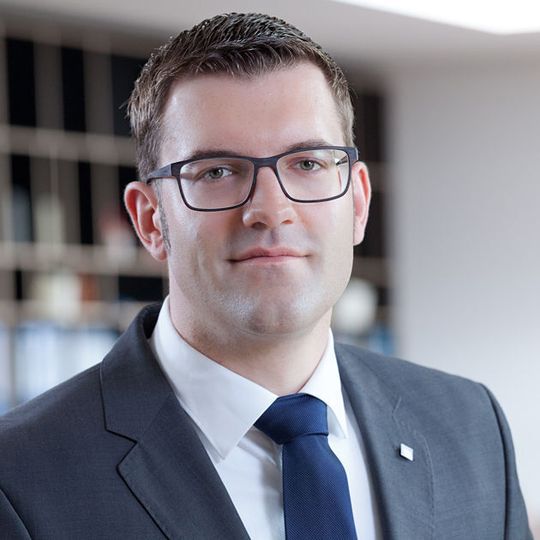 Sebastian Schaub, Maschinenbau-Ingenieur und technischer Kundenbetreuer bei Technoform Kunststoffprofile, referiert über Funktionsbauteile aus extrudierten Thermoplasten. Sebastian Schaub, Maschinenbau-Ingenieur und technischer Kundenbetreuer bei Technoform Kunststoffprofile, referiert über Funktionsbauteile aus extrudierten Thermoplasten.