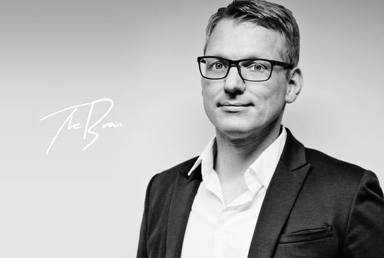 Henrik Salzgeber ist nicht nur Gründer und Inhaber der agentur moog GmbH, sondern steht auch mit seinen kreativen Ideen als „The Brain“ hinter Projekten. Henrik Salzgeber ist nicht nur Gründer und Inhaber der agentur moog GmbH, sondern steht auch mit seinen kreativen Ideen als „The Brain“ hinter Projekten.