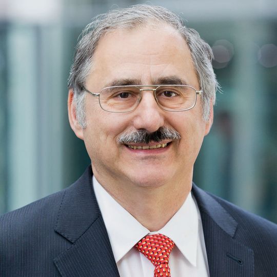 Messtechnik als wichtigstes Standbein: Roland Steffen ist Leiter des Geschäftsbereiches Messtechnik und Mitglied der Geschäftsleitung bei Rohde & Schwarz. Messtechnik als wichtigstes Standbein: Roland Steffen ist Leiter des Geschäftsbereiches Messtechnik und Mitglied der Geschäftsleitung bei Rohde & Schwarz.