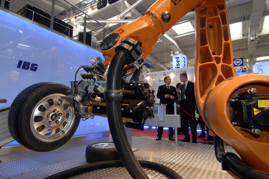 In vielen Feldern erweisen sich Industrieroboter als ausgesprochen nützliche Helfer des Menschen. In vielen Feldern erweisen sich Industrieroboter als ausgesprochen nützliche Helfer des Menschen.