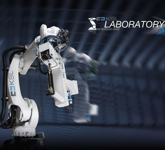 Das KSL Laboratory ist die Schnittstelle von komplexen Kundenanfragen und den anspruchsvollen Roboter- und CNC-Technologien, wie es heißt. Durch das „Laboratory-Konzept“ werde auch das so wichtige Pre- und Aftersales signifikant gestärkt. Das Know-how in Sachen Nähköpfe macht es möglich diverse Verstärkungsfasergelege optimal und auf verschiedene Art und Weise zu kombinieren, heißt es. Das KSL Laboratory ist die Schnittstelle von komplexen Kundenanfragen und den anspruchsvollen Roboter- und CNC-Technologien, wie es heißt. Durch das „Laboratory-Konzept“ werde auch das so wichtige Pre- und Aftersales signifikant gestärkt. Das Know-how in Sachen Nähköpfe macht es möglich diverse Verstärkungsfasergelege optimal und auf verschiedene Art und Weise zu kombinieren, heißt es.