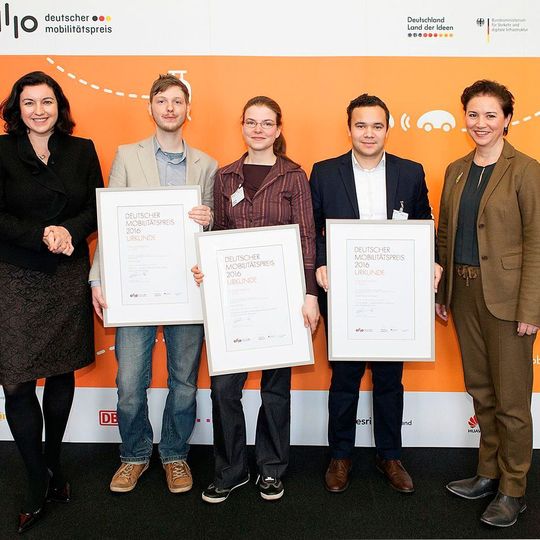Drei visionäre Ideen zur Mobilität von morgen gekürt (v.l.n.r.): Dorothee Bär, MdB, Parlamentarische Staatssekretärin beim Bundesminister für Verkehr und digitale Infrastruktur; Florian Hoedt, AMICUS; Sophie M. Lohring, Hokus Pokus Kombibus; David Pereira van Loock, Grüne Meile; Ute Weiland, Geschäftsführerin der Initiative „Deutschland – Land der Ideen“. Drei visionäre Ideen zur Mobilität von morgen gekürt (v.l.n.r.): Dorothee Bär, MdB, Parlamentarische Staatssekretärin beim Bundesminister für Verkehr und digitale Infrastruktur; Florian Hoedt, AMICUS; Sophie M. Lohring, Hokus Pokus Kombibus; David Pereira van Loock, Grüne Meile; Ute Weiland, Geschäftsführerin der Initiative „Deutschland – Land der Ideen“.