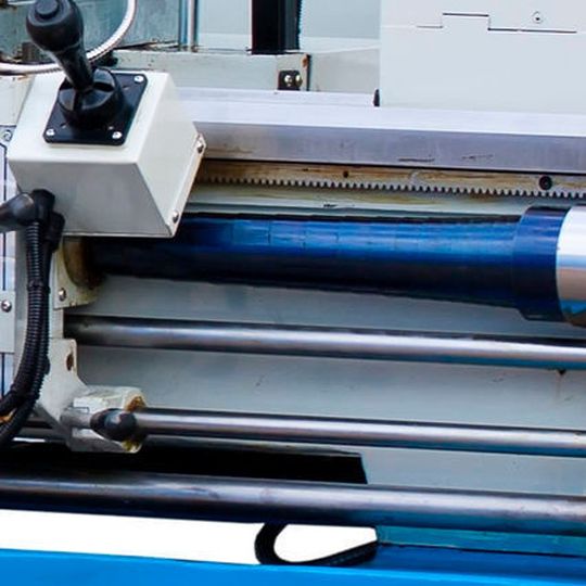 Zur Unfallverhütung wird vorgeschrieben, dass alle sich drehenden Wellen, Spindeln, Schäfte und ähnliches mit einem geeigneten Schutz versehen werden müssen.