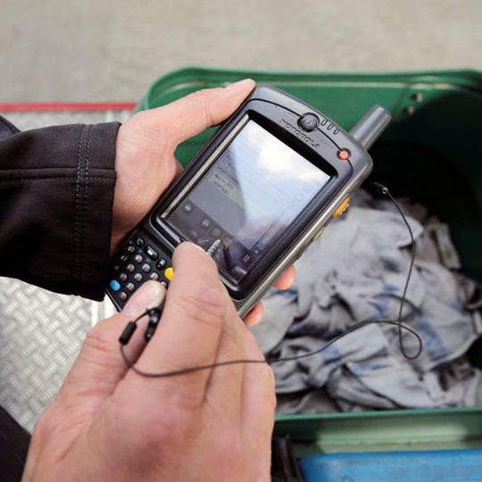 Mehrwegsystem: Die verschmutzten Tücher werden im vereinbarten Rhythmus abgeholt und gereinigt. Mehrwegsystem: Die verschmutzten Tücher werden im vereinbarten Rhythmus abgeholt und gereinigt.