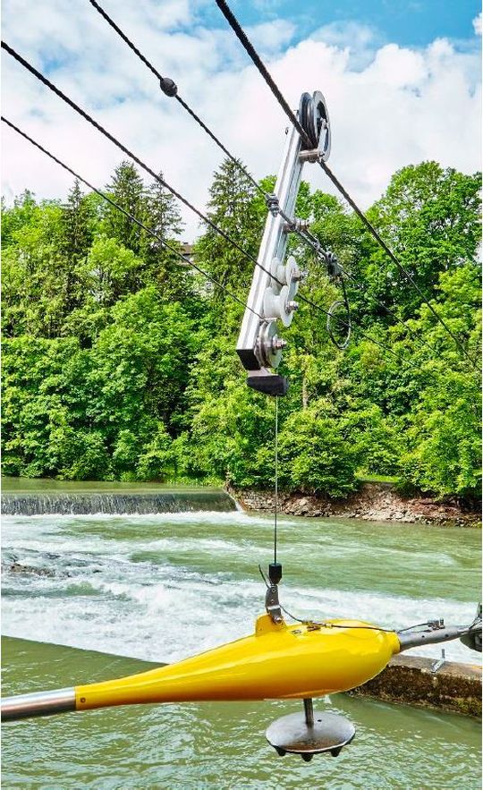 Das Messgerät, hier ein Schwimmflügel, hängt am Hubseil und wird von der Laufkatze zur jeweiligen Lotrechten transportiert. Das Messgerät, hier ein Schwimmflügel, hängt am Hubseil und wird von der Laufkatze zur jeweiligen Lotrechten transportiert.