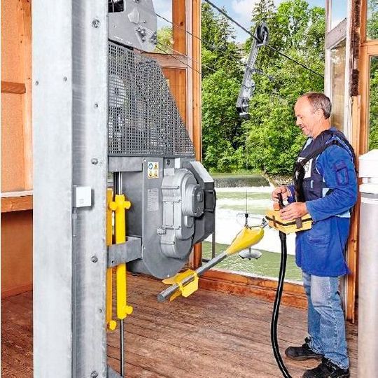 Die Seilkrananlage: Hier mit elektrischer Doppelwinde und tragbarem Steuergerät. Die Seilkrananlage: Hier mit elektrischer Doppelwinde und tragbarem Steuergerät.