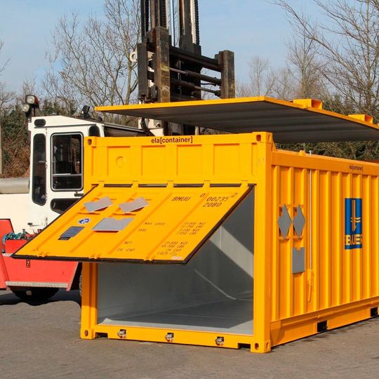 Der Sondercontainer zum Abtransport kontaminierten Erdreichs ist mit abnehmbarem Dach und Ausschüttöffnung versehen. Der Sondercontainer zum Abtransport kontaminierten Erdreichs ist mit abnehmbarem Dach und Ausschüttöffnung versehen.