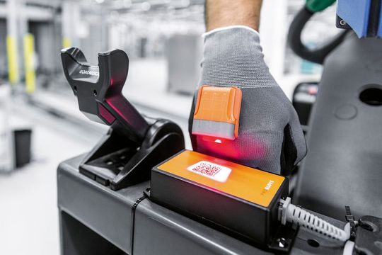 Pro-Glove ist bei Festo in der Logistik im Einsatz: Die Fahrer der Routenzüge nutzen das Wearable für die Warenentsorgung in der Montage. Pro-Glove ist bei Festo in der Logistik im Einsatz: Die Fahrer der Routenzüge nutzen das Wearable für die Warenentsorgung in der Montage.
