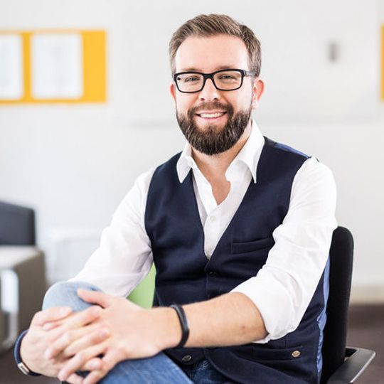 Jens Stolze gilt als Pionier des B2B Online-Marketings. Er studierte in Deutschland und den USA "European Business Management". Er ist Herausgeber des B2B Online-Marketing-Blogs und Autor eines jährlichen B2B-Trendpapiers, diverser Beiträge in Fachmagazinen sowie gefragter Referent und Seminarleiter. Jens Stolze gilt als Pionier des B2B Online-Marketings. Er studierte in Deutschland und den USA "European Business Management". Er ist Herausgeber des B2B Online-Marketing-Blogs und Autor eines jährlichen B2B-Trendpapiers, diverser Beiträge in Fachmagazinen sowie gefragter Referent und Seminarleiter.