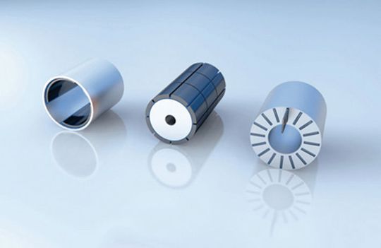 Verklebung von Magneten im Gehäuse, auf dem Rotor sowie in Taschen (v.l.n.r.)