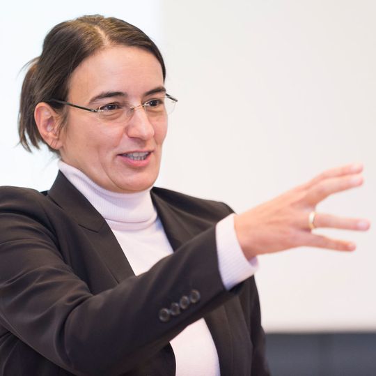 Gisela Lanza, Inhaberin des Lehrstuhls für Produktionssysteme und Qualitätsmanagement des Karlsruher Instituts für Technologie (KIT): „Künftig werden Qualitätsdaten nicht mehr stichprobenartig, sondern zu 100 Prozent erfasst. Das verändert die Qualitätsregelung radikal.“ Gisela Lanza, Inhaberin des Lehrstuhls für Produktionssysteme und Qualitätsmanagement des Karlsruher Instituts für Technologie (KIT): „Künftig werden Qualitätsdaten nicht mehr stichprobenartig, sondern zu 100 Prozent erfasst. Das verändert die Qualitätsregelung radikal.“