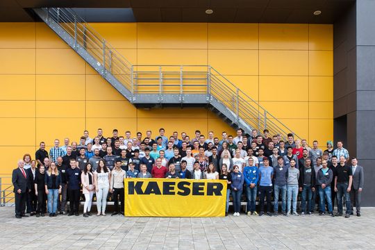 Preisverleihung in Berlin (im Ehrungsbild von links): Marco Jaeger (Handwerksjunioren), Hans-Peter Friedrich (MdB), Dr. Rolf Eberwein (Personalleiter Kaeser Kompressoren), Rüdiger Hopf (Ausbildungsleiter Kaeser Kompressoren), Michaela Partheimüller (Wirtschaftsjunioren), Michael Schillinger (Inter Versicherungsgruppe).