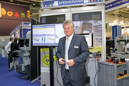 Als Alleinvertreter weltweit führender Werkzeugmaschinen- und Werkzeughersteller liegt ein Schwerpunkt von Springmann bei der Messtechnik. Springmann-Geschäftsführer Frédéric Springmann auf der Prodex-Präsentation des Zoller Tool Management Systems. Als Alleinvertreter weltweit führender Werkzeugmaschinen- und Werkzeughersteller liegt ein Schwerpunkt von Springmann bei der Messtechnik. Springmann-Geschäftsführer Frédéric Springmann auf der Prodex-Präsentation des Zoller Tool Management Systems.
