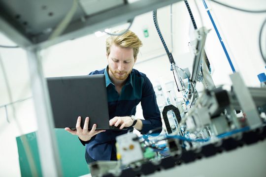 Im Hintergrund aktueller Industrie-4.0-Konzepte zieht das zentrale ERP-System die Fäden. Im Hintergrund aktueller Industrie-4.0-Konzepte zieht das zentrale ERP-System die Fäden.