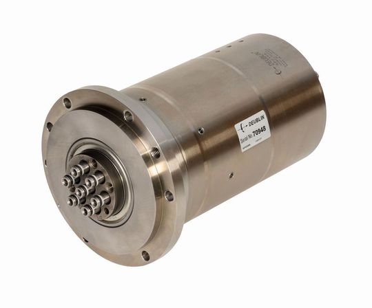 Eine Hybrid-Drehdurchführung mit sieben Wegen. Eine Hybrid-Drehdurchführung mit sieben Wegen.