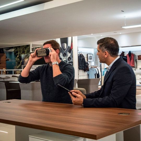 Ab sofort können die Kaufinteressenten die neuen Jaguar- und Land-Rover-Modelle virtuell und interaktiv erleben. Ab sofort können die Kaufinteressenten die neuen Jaguar- und Land-Rover-Modelle virtuell und interaktiv erleben.
