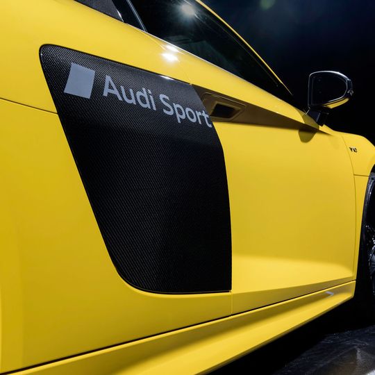 Audi rauht mit einem neuen Verfahren den Lack an, sodass partiell mattierte Oberflächen entstehen. Hier im Audi Sport-Schriftzug zu sehen. Audi rauht mit einem neuen Verfahren den Lack an, sodass partiell mattierte Oberflächen entstehen. Hier im Audi Sport-Schriftzug zu sehen.