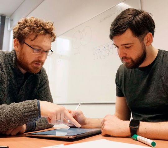 Dr. Christian Komusiewicz (l.) und Maximilian Katzmann haben einen Algorithmus entwickelt, der schwere, abstrakte Probleme effizient und genau löst. Dr. Christian Komusiewicz (l.) und Maximilian Katzmann haben einen Algorithmus entwickelt, der schwere, abstrakte Probleme effizient und genau löst.