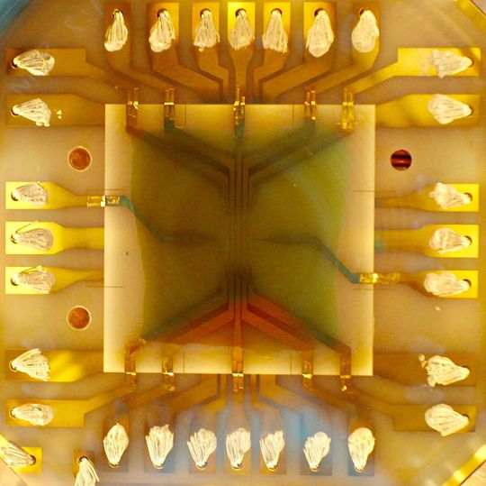 Der Atomchip der MAIUS-Apparatur (Ausschnitt) Der Atomchip der MAIUS-Apparatur (Ausschnitt)