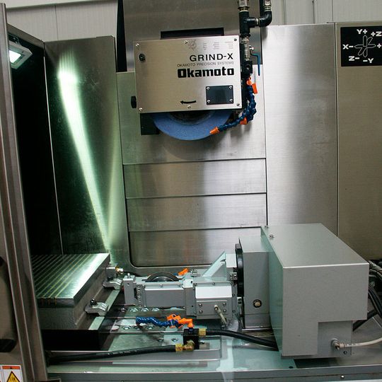 Modernste Steuerungstechnologie von FANUC in Kombination mit der intelligenten Software „iQ“ steuert drei CNC Hauptachsen und bis zu fünf weitere Hilfsachsen, etwa für Schwenkabrichtsysteme oder Teilapparate. Modernste Steuerungstechnologie von FANUC in Kombination mit der intelligenten Software „iQ“ steuert drei CNC Hauptachsen und bis zu fünf weitere Hilfsachsen, etwa für Schwenkabrichtsysteme oder Teilapparate.