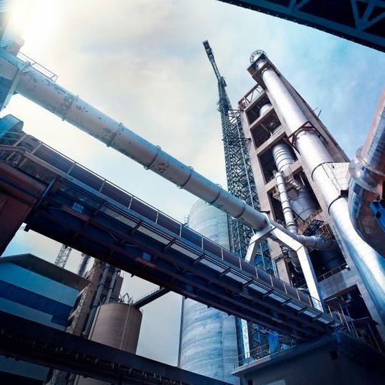 Thyssenkrupp ist einer der wenigen Komplettanbieter für die Zement-Industrie – von der einzelnen Maschine bis hin zu kompletten Anlagen. Thyssenkrupp ist einer der wenigen Komplettanbieter für die Zement-Industrie – von der einzelnen Maschine bis hin zu kompletten Anlagen.