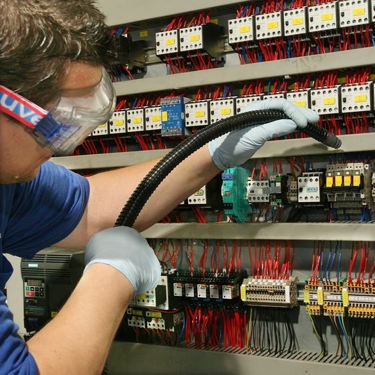 Als Service für die vorausscheuende Instandhaltung bietet Freudenberg Produktionsservice die regelmäßige Reinigung von Schaltschränken an. Als Service für die vorausscheuende Instandhaltung bietet Freudenberg Produktionsservice die regelmäßige Reinigung von Schaltschränken an.