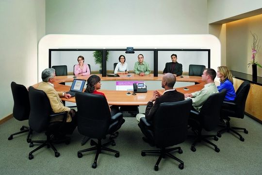 So fern und doch so nah – Meeting mit einem Telepresenter. So fern und doch so nah – Meeting mit einem Telepresenter.