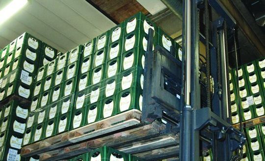 Mit dem geeigneten Anbaugerät transportieren die Stapler der Bitburger Brauerei bis zu vier vollbeladene Paletten mit Bierkisten. Bild: Hans H. Meyer Mit dem geeigneten Anbaugerät transportieren die Stapler der Bitburger Brauerei bis zu vier vollbeladene Paletten mit Bierkisten. Bild: Hans H. Meyer