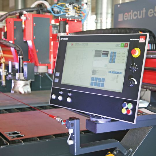 Das Touch-Bedienpanel dieser Portalschneidmaschine mit Plasma- und Autogenbrenner hat zusätzlich reale Schalter und Regler. Das Touch-Bedienpanel dieser Portalschneidmaschine mit Plasma- und Autogenbrenner hat zusätzlich reale Schalter und Regler.