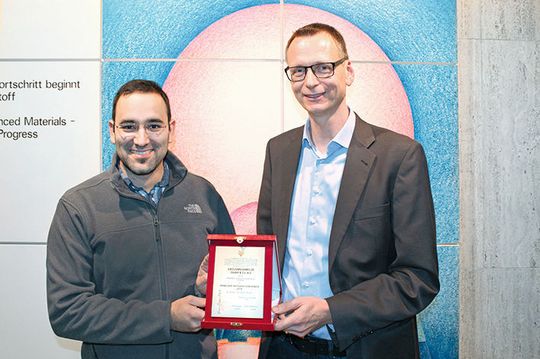 Ralf Piesch (r.), Leiter der Personalentwicklung, nahm die Auszeichnung entgegen. Ralf Piesch (r.), Leiter der Personalentwicklung, nahm die Auszeichnung entgegen.