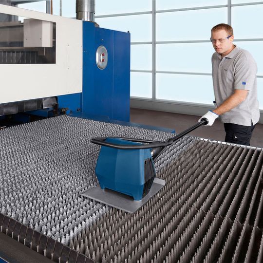 Mit dem Auflageleisten-Reiniger Tru Tool TSC 100 lassen sich die Leisten verschiedener Flachbettlasermaschinen reinigen. Mit dem Auflageleisten-Reiniger Tru Tool TSC 100 lassen sich die Leisten verschiedener Flachbettlasermaschinen reinigen.