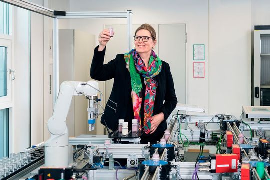 Prof. Birgit Vogel-Heuser am My-Jogurt-Demonstrator. Prof. Birgit Vogel-Heuser am My-Jogurt-Demonstrator.