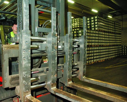 Wo massenhaft gleichartige Ladungsträger umgeschlagen werden, sorgen Mehrfachpalettenklammern für eine hohe Produktivität. Bild: Hans H. Meyer Wo massenhaft gleichartige Ladungsträger umgeschlagen werden, sorgen Mehrfachpalettenklammern für eine hohe Produktivität. Bild: Hans H. Meyer
