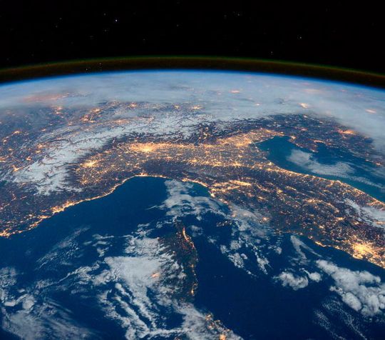 Die Erde von oben: Blick von der Internationalen Raumstation (ISS) bei Nacht auf das Mittelmeer, Italien und die Alpen. Die Erde von oben: Blick von der Internationalen Raumstation (ISS) bei Nacht auf das Mittelmeer, Italien und die Alpen.