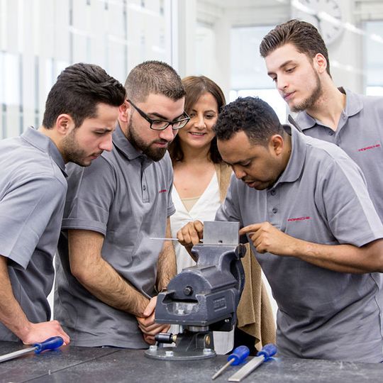 Porsche bereitet in seinem Integrationsprogramm insgesamt 15 Frauen und Männer aus Afghanistan, Syrien, Eritrea und Irak innerhalb von acht Monaten auf den Arbeitsmarkt vor. Porsche bereitet in seinem Integrationsprogramm insgesamt 15 Frauen und Männer aus Afghanistan, Syrien, Eritrea und Irak innerhalb von acht Monaten auf den Arbeitsmarkt vor.