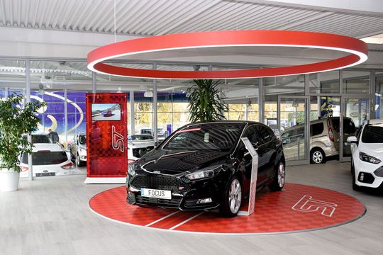 Im Verkaufsraum sind die Ford-Modelle nach „Familien“ angeordnet. Für Fahrzeug-Highlights wie die ST-Modelle gibt es eigene Präsentationsflächen.