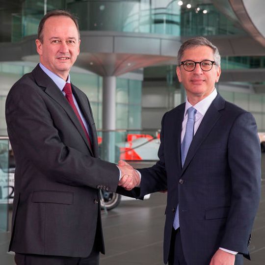 Jonathan Neale, Vorstand der McLaren Technology Group (l.), und Ilan Levin, Stratasys-Geschäftsführer, haben eine vierjährige Partnerschaft vereinbart. Jonathan Neale, Vorstand der McLaren Technology Group (l.), und Ilan Levin, Stratasys-Geschäftsführer, haben eine vierjährige Partnerschaft vereinbart.