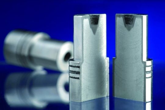 Werkstoffkombination: Die Werkzeughülle ist aus Stahl mit Selective Laser Melting hergestellt, der Hohlraum wurde durch Gießen mit Aluminium aufgefüllt. Bilder: Fraunhofer-Institut für Lasertechnik ILT, Aachen Werkstoffkombination: Die Werkzeughülle ist aus Stahl mit Selective Laser Melting hergestellt, der Hohlraum wurde durch Gießen mit Aluminium aufgefüllt. Bilder: Fraunhofer-Institut für Lasertechnik ILT, Aachen