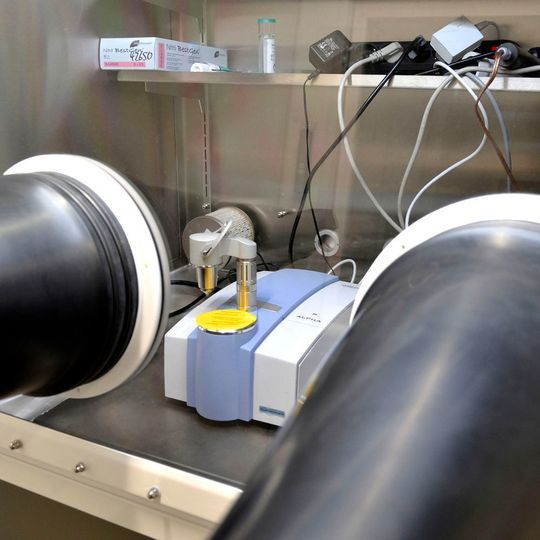 Das neue Infrarotspektrometer wird den Studierenden dabei helfen, mit modernen präparativen Methoden innovative Funktionsmaterialien anorganischer Provenienz zu entwickeln. Das neue Infrarotspektrometer wird den Studierenden dabei helfen, mit modernen präparativen Methoden innovative Funktionsmaterialien anorganischer Provenienz zu entwickeln.