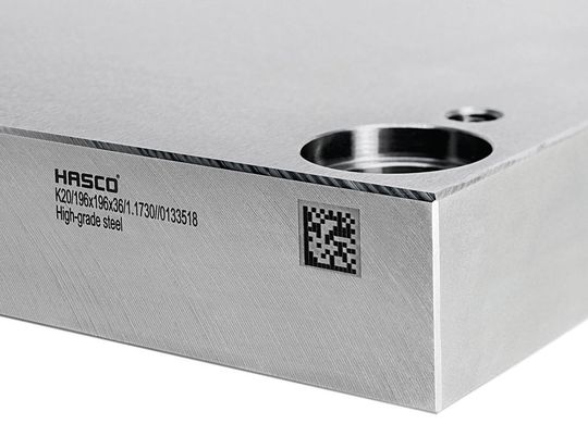 Der von Hasco für die Fertigung von Formenplatten verwendete Stahl wird im Gespannguss gegossen und per Freiformschmieden oder im Walzverfahren in Form gebracht. Anschließend erfolgt ein Spannungsarmglühen. Der von Hasco für die Fertigung von Formenplatten verwendete Stahl wird im Gespannguss gegossen und per Freiformschmieden oder im Walzverfahren in Form gebracht. Anschließend erfolgt ein Spannungsarmglühen.