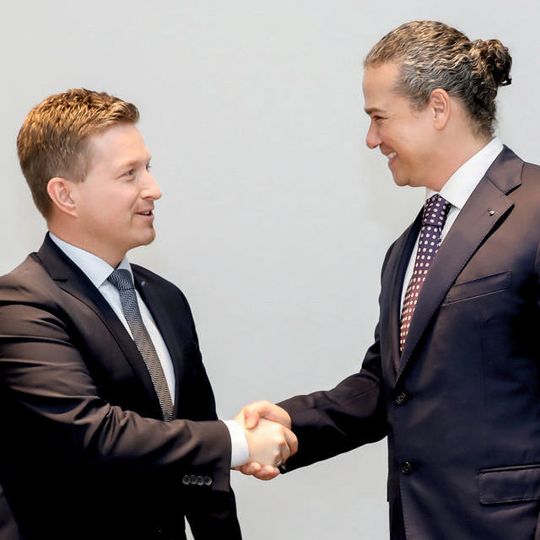 Achim Kotz (l.), persönlich haftender geschäftsführender Gesellschafter von BPW, und Hani Rashid, Geschäftsführer von Exporient Middle East FZCO, bei der Vertragsunterzeichnung. Achim Kotz (l.), persönlich haftender geschäftsführender Gesellschafter von BPW, und Hani Rashid, Geschäftsführer von Exporient Middle East FZCO, bei der Vertragsunterzeichnung.
